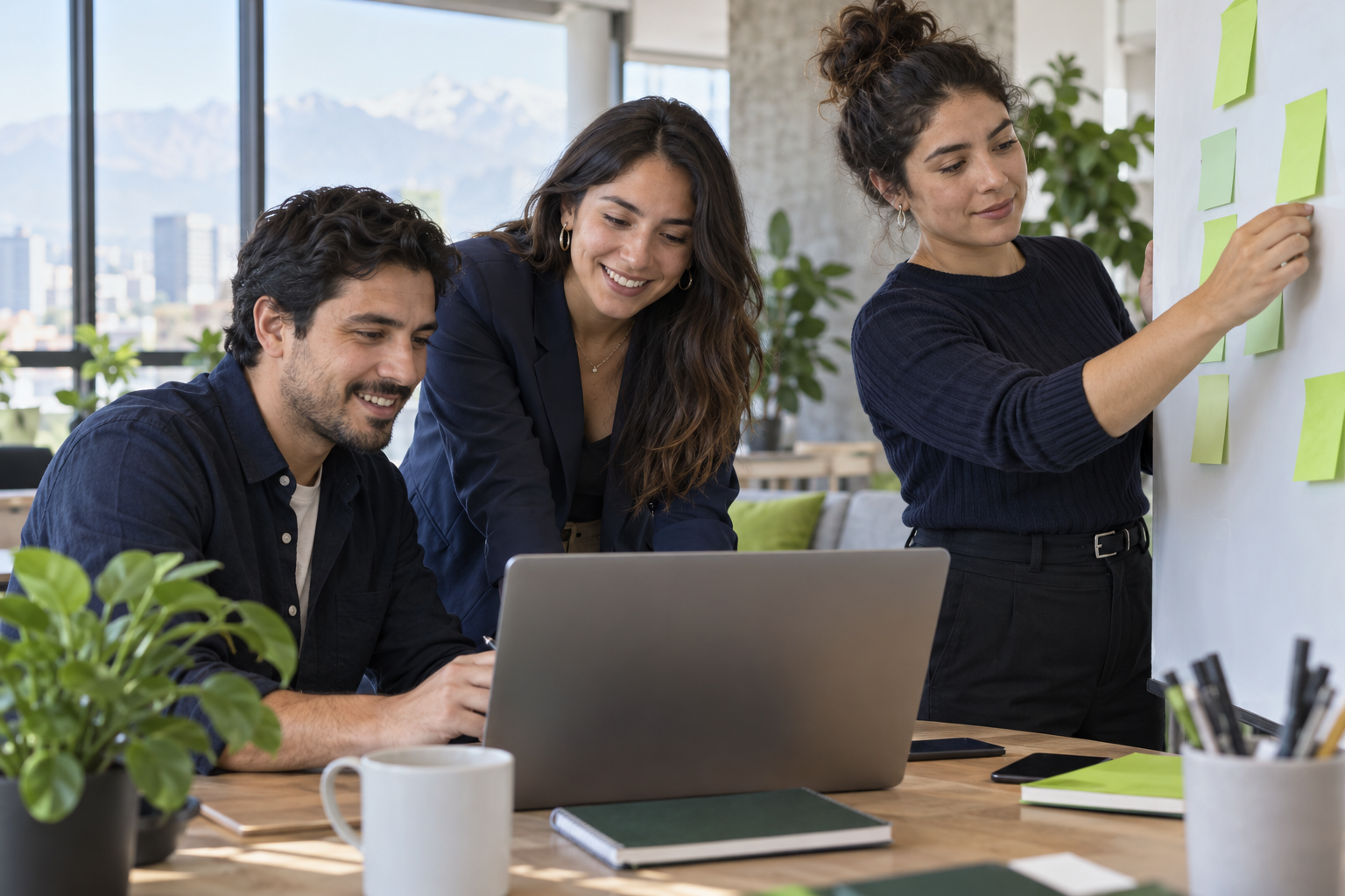 Escena ilustrativa generada con IA: equipo de emprendedores revisando un plan de trabajo